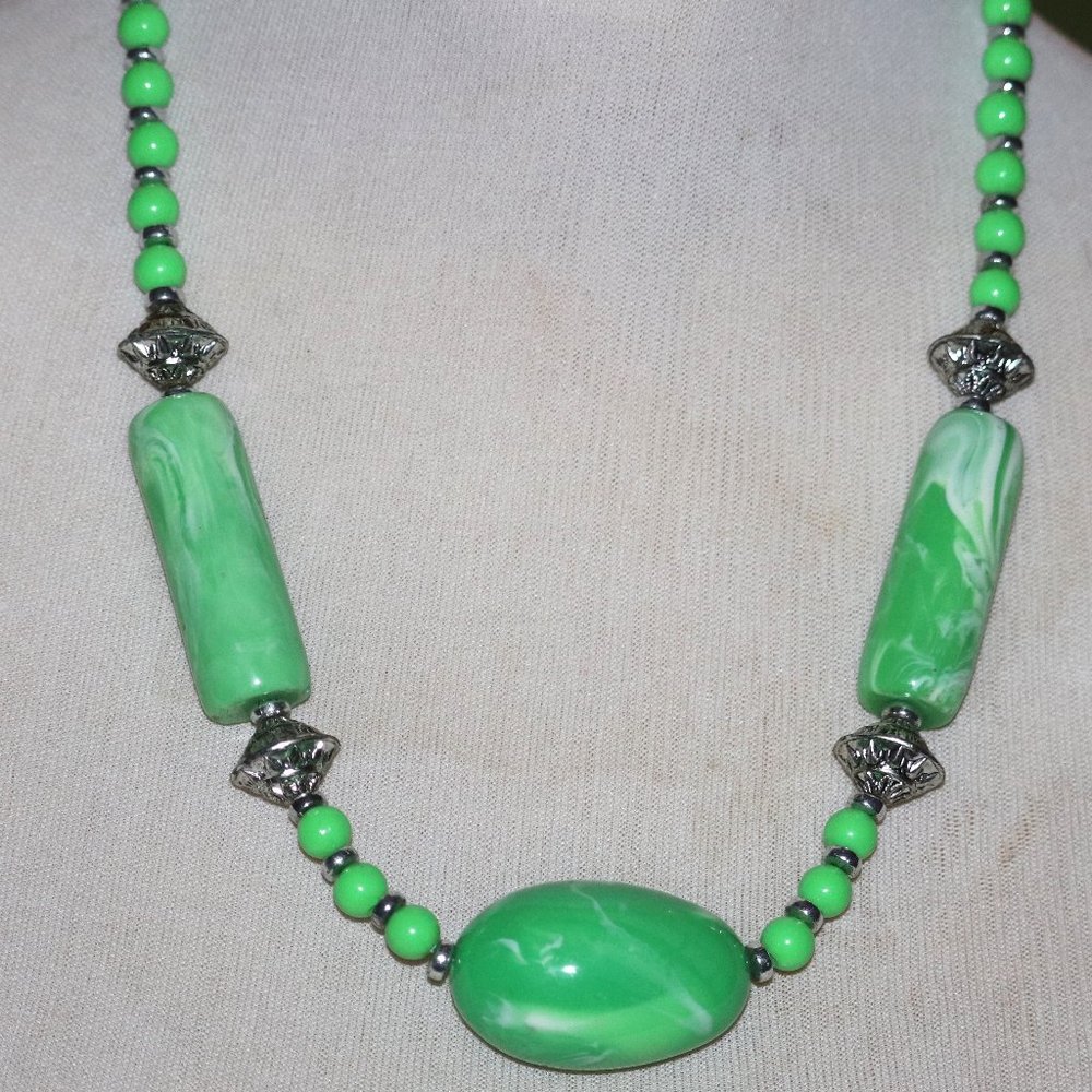 BRIGHT GREEN & SILVER NECKLACE